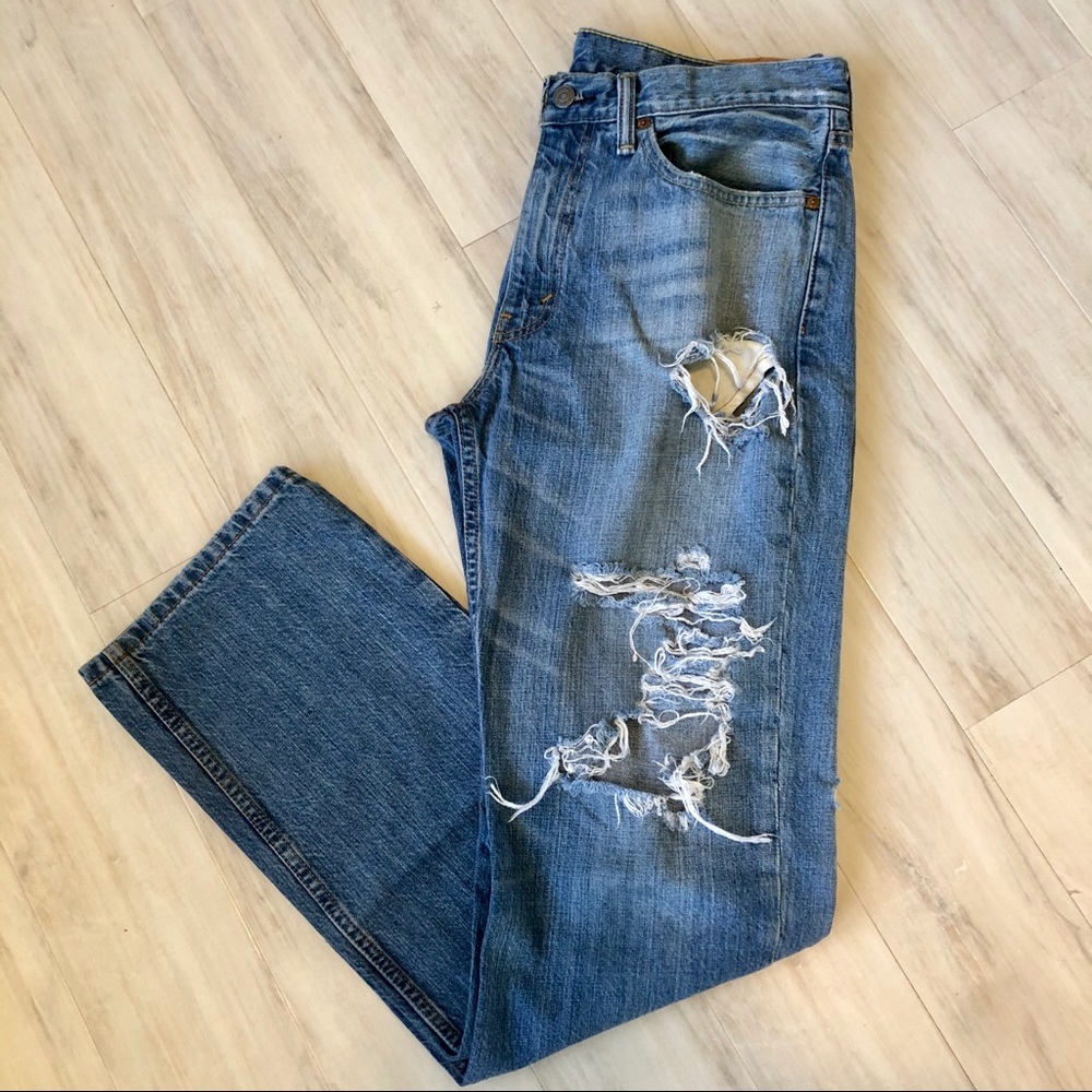 34x34 Levi’s With Holes Light Wash Used